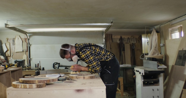 איך להפוך חלל פשוט לייחודי עם נגרות מותאמת אישית