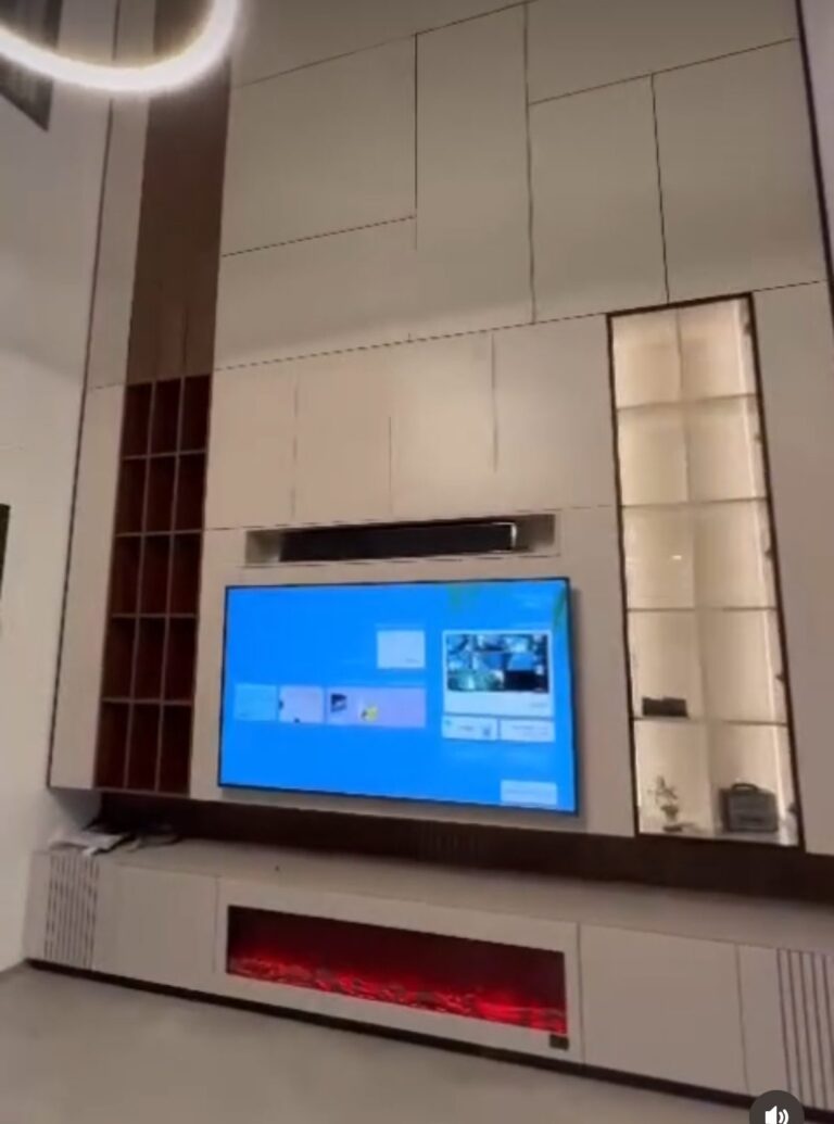 חיפוי קיר טלוויזיה עם עמודת תצוגה